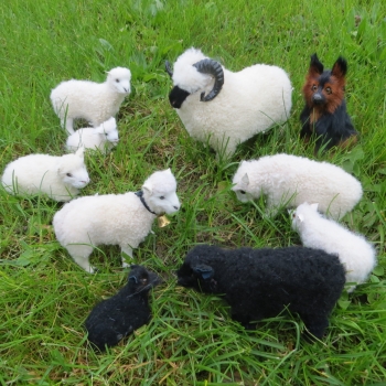 GROSSE Schafherde Echtfell mit Widder - 8 Tiere - für 30-cm Figuren